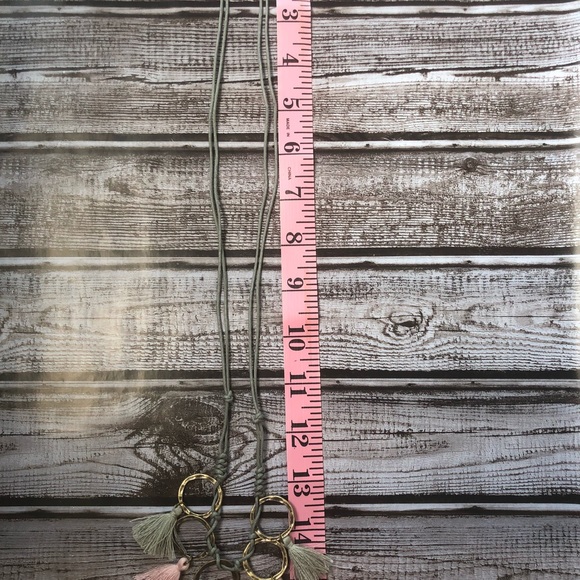 Center rings and color tassels detailed necklace - Picture 6 of 6